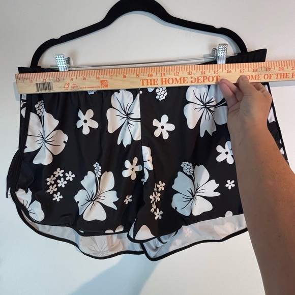 ๐บ SHEIN Plus Size 4XL Hibiscus Floral Swim/Board Shorts โ Black White - Picture 4 of 8